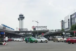 Sân bay Tân Sơn Nhất siết hoạt động đón, trả khách
