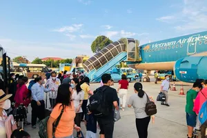 Khách đi máy bay tăng kỉ lục, nhiều sân bay quá tải