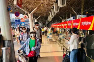 Sân bay Tân Sơn Nhất và Nội Bài thông thoáng trong ngày đầu kỳ nghỉ lễ
