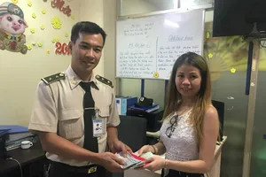 Trao trả hơn 1,8 tỉ đồng hành khách để quên ở sân bay Tân Sơn Nhất trong năm 2022