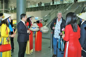 Những du khách đầu tiên đến Việt Nam năm 2023 được đón tiếp đặc biệt