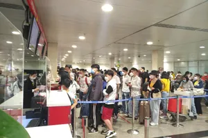  Sân bay Tân Sơn Nhất tấp nập khách về quê đón tết