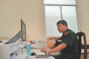 Bác sĩ Bệnh viện Quân y 175 đến tận nhà khám bệnh cho người nghèo