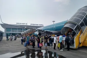 Giá vé máy bay dịp 30-4 tăng, nhiều người đi du lịch bằng tàu