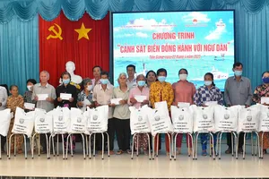 Cảnh sát biển trao quà, phát thuốc cho ngư dân Tiền Giang