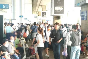 Sân bay Tân Sơn Nhất nhộn nhịp khách quốc tế dịp lễ 30-4
