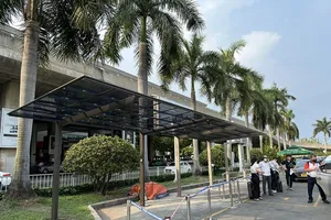 Tân Sơn Nhất làm mái che mưa nắng cho hành khách đợi xe