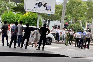 Người dân ghi lại hiện trường vụ việc