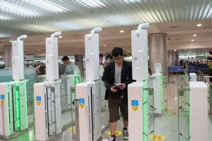 Sân bay Tân Sơn Nhất thử nghiệm 10 máy quét hộ chiếu tự động 