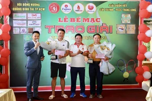 Giải Tennis đồng hương Quảng Bình trao 100 xe đạp cho học sinh nghèo