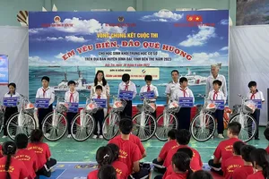 Cảnh sát biển Vùng 3 tặng quà, áo phao cho ngư dân Bến Tre