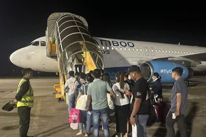 Nhu cầu đặt mua vé máy bay tết còn thấp