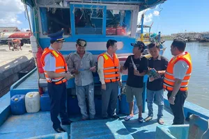 Cảnh sát biển tuyên truyền đánh bắt cá hợp pháp ở Bà Rịa-Vũng Tàu