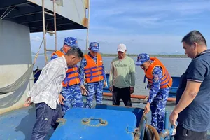 Cảnh sát biển giữ tàu chở 30.000 lít dầu không có giấy tờ hợp pháp