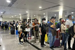 Khách mệt mỏi chờ 6 tiếng ở sân bay Tân Sơn Nhất vì delay