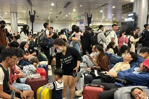 Ra sân bay lúc rạng sáng, đến trưa vẫn chưa được bay