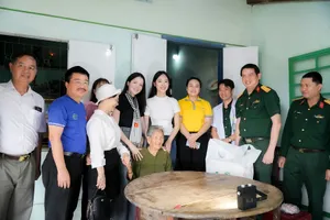 Bệnh viện Quân y 175 khám bệnh, tặng quà 6 mẹ Việt Nam anh hùng tại Phú Yên