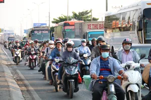 Bến xe, nhà ga đông nghịt khách trở lại TP.HCM sau lễ