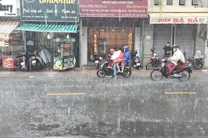 TP.HCM: Chiều tối nay mưa to, khả năng ngập cao