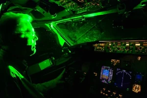 Nhiều vụ chiếu đèn laser, flycam tại sân bay Tân Sơn Nhất