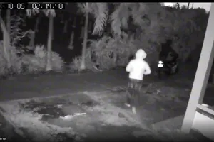 Camera ghi lại cảnh trộm đột nhập lấy hai xe mô tô ở Long An 