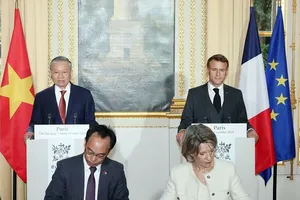 Tổng Bí thư, Chủ tịch nước Tô Lâm và Tổng thống Pháp Emmanuel Macron họp báo và chứng kiến lễ ký các văn kiện hợp tác giữa hai nước vào trưa 7-10 tại điện Elysee ở thủ đô Paris.
