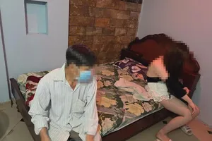 Bắt nhóm nam giả nữ kích dục cho khách