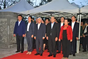 Chủ tịch Uỷ ban MTTQ Việt Nam dâng hương, viếng mộ chí sĩ Huỳnh Thúc Kháng