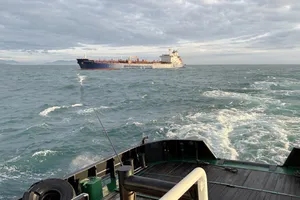 Tàu Hải quân 991 cứu tàu hàng đang trôi tự do trên biển