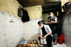 Bác sĩ Bệnh viện Quân y 175 xuống phòng trọ khám bệnh, trao quà cho người nghèo