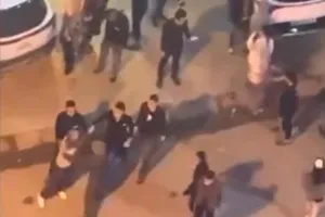 Giải quyết mâu thuẫn bằng hung khí trước quán karaoke, 1 người tử vong