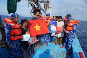 Tàu Cảnh sát biển 8005 tặng quà cho ngư dân tỉnh Phú Yên