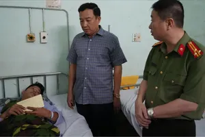 Lãnh đạo công an Lâm Đồng thăm Trung tá công an bị trúng đạn khi làm nhiệm vụ