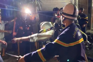 Cảnh sát cứu 3 mẹ con mắc kẹt trong ngôi nhà 4 tầng đang cháy