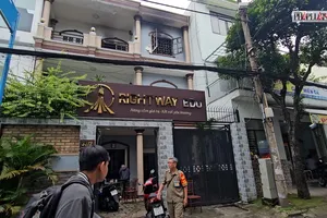 Cháy nhà dân trong hẻm đường C1 lúc rạng sáng, 3 người thoát nạn