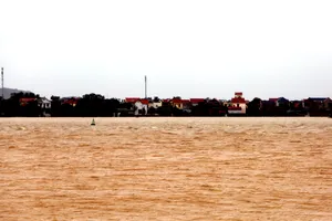 Giải cứu 13 người mắc kẹt tại trang trại heo giữa lũ dữ ở Thanh Hóa