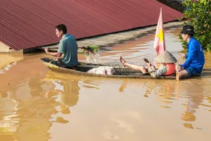 Hình ảnh người dân ngoại thành Hà Nội chật vật chạy lũ