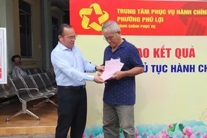 TP.HCM: Người dân nhận sổ hồng do Chủ tịch UBND cấp xã cấp