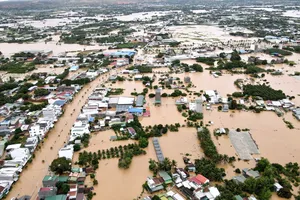 Cơn lũ tràn qua xứ nắng