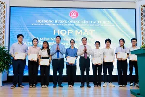 Quỹ khuyến học Nguyễn Hữu Cảnh trao học bổng và xe lăn cho sinh viên hiếu học