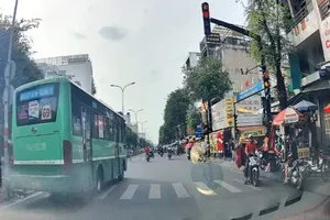 CSGT Tân Sơn Nhất xác minh clip xe buýt tuyến 69 ngang nhiên vượt đèn đỏ tại giao lộ