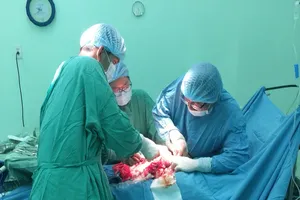 Cứu người phụ nữ mang khối u xơ 'khủng' nặng gần 6 kg 