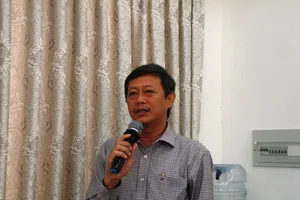 Khi cha nóng giận đánh nát bàn tay của con