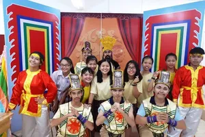 Khi thầy dạy Anh văn làm đạo diễn, trò mê kịch nói