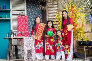 Ngắm chùm ảnh áo dài siêu dễ thương của 4 mẹ con 