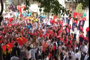 Học sinh 'bão' trong sân trường mừng U-23 Việt Nam