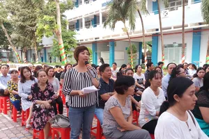 Phụ huynh lo lắng khi tan tiệc sân trường ngập rác