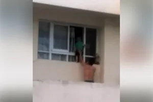 Trẻ trèo ra cửa sổ lầu 11 gọi mẹ