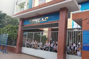  Hạ bậc thi đua cô giáo dọa học sinh... ngậm dép