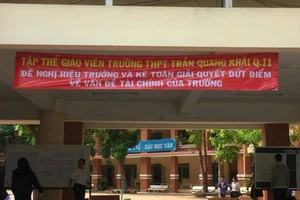 Giáo viên treo băng rôn phản đối hiệu trưởng và kế toán 